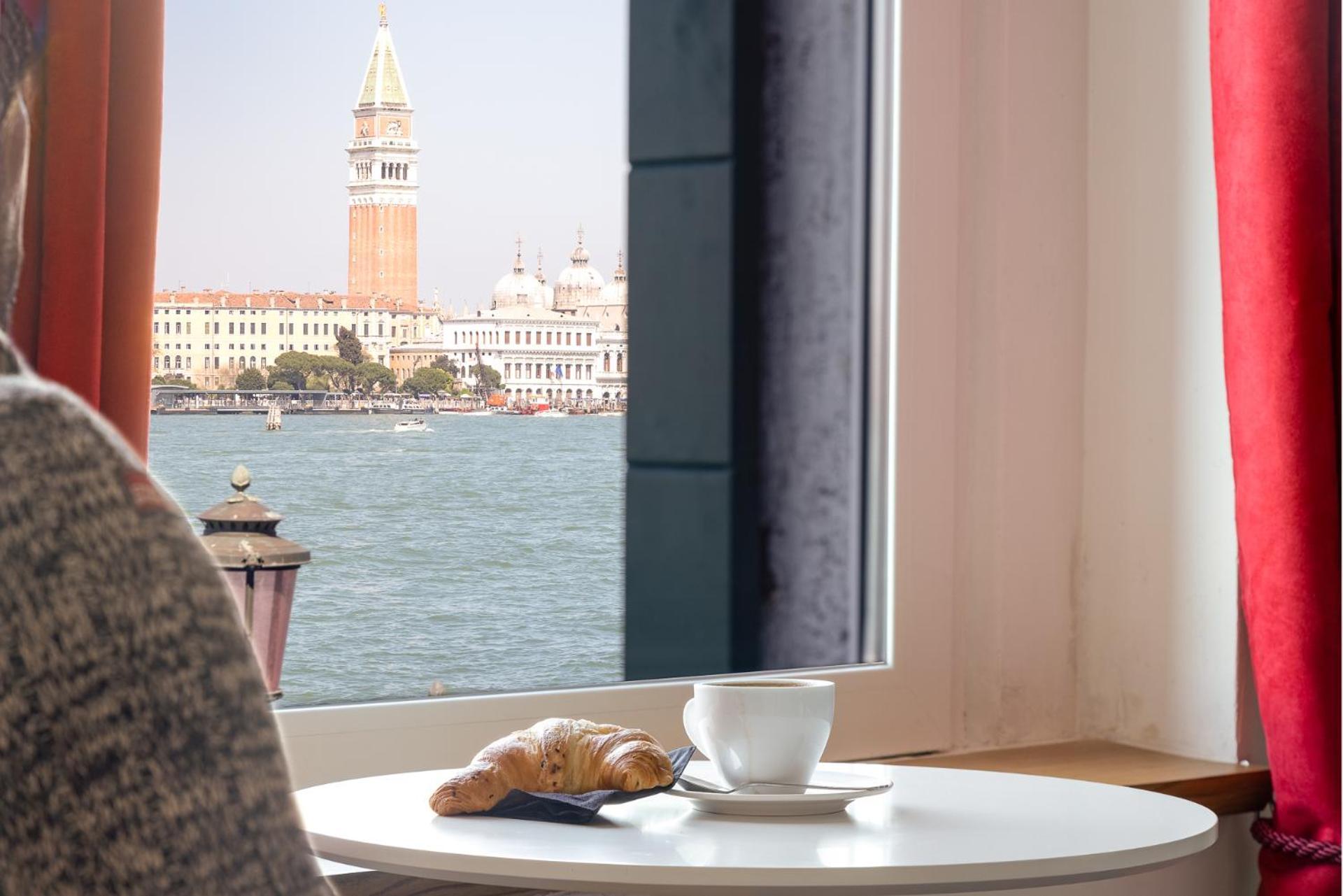 3 Windows On St Mark - Waterfront Apartment Venedik Dış mekan fotoğraf