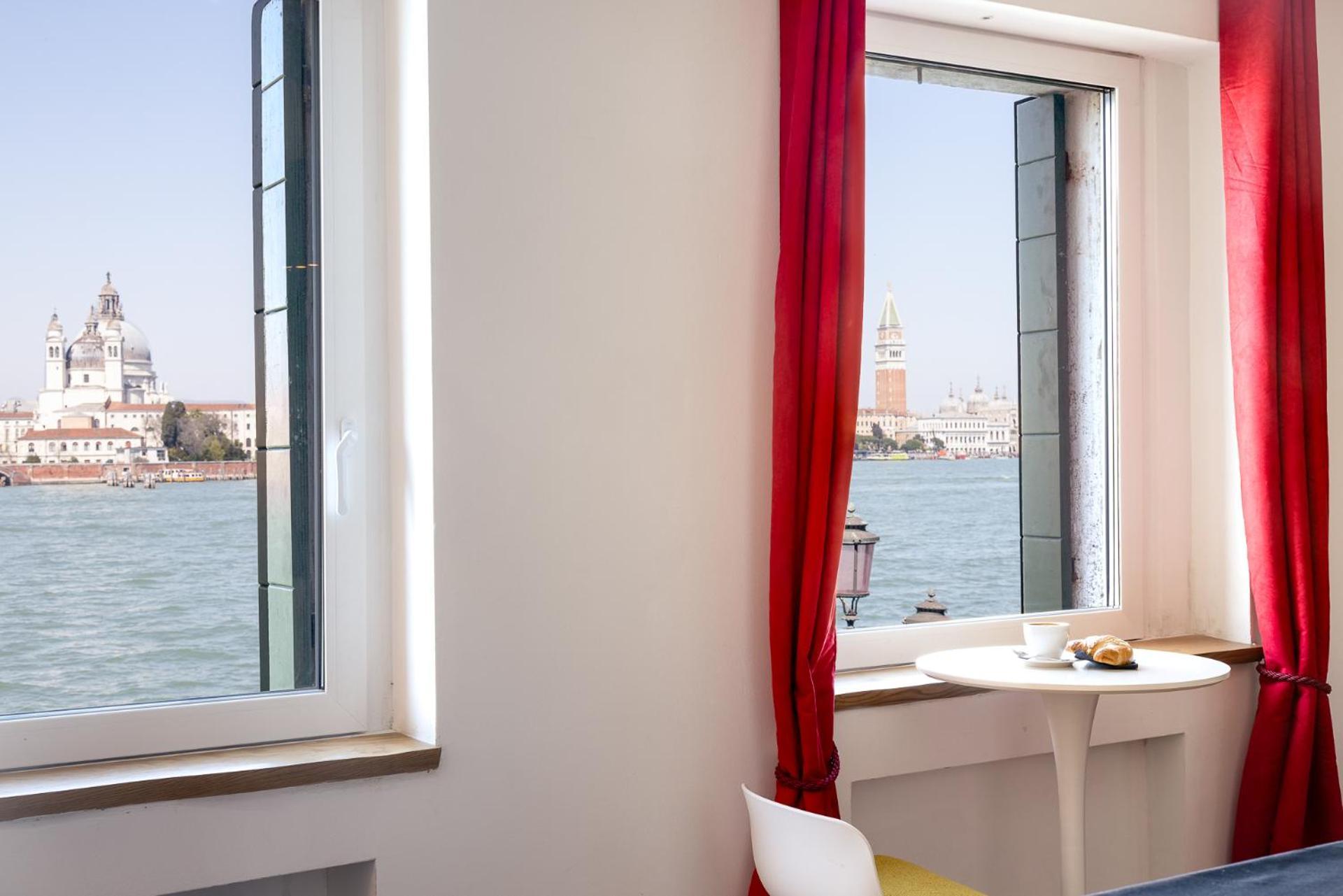 3 Windows On St Mark - Waterfront Apartment Venedik Dış mekan fotoğraf