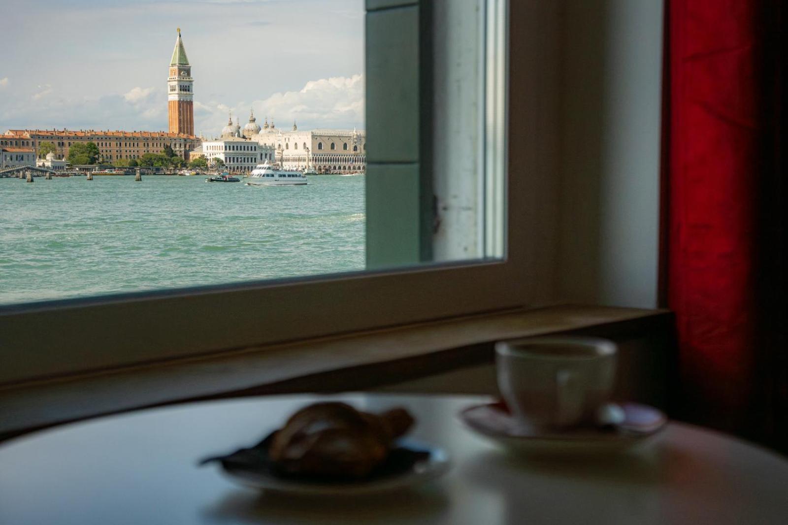 3 Windows On St Mark - Waterfront Apartment Venedik Dış mekan fotoğraf