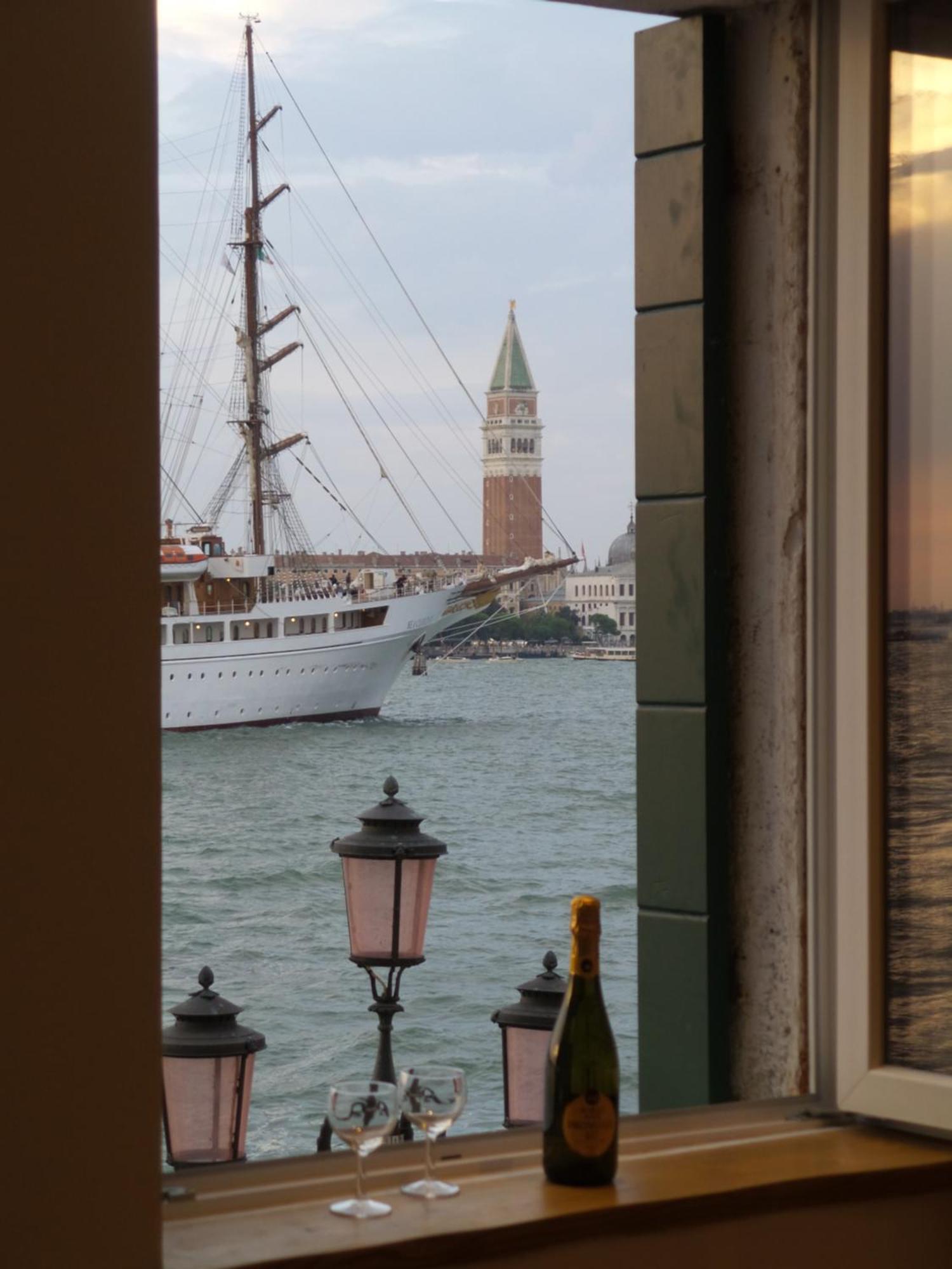 3 Windows On St Mark - Waterfront Apartment Venedik Dış mekan fotoğraf
